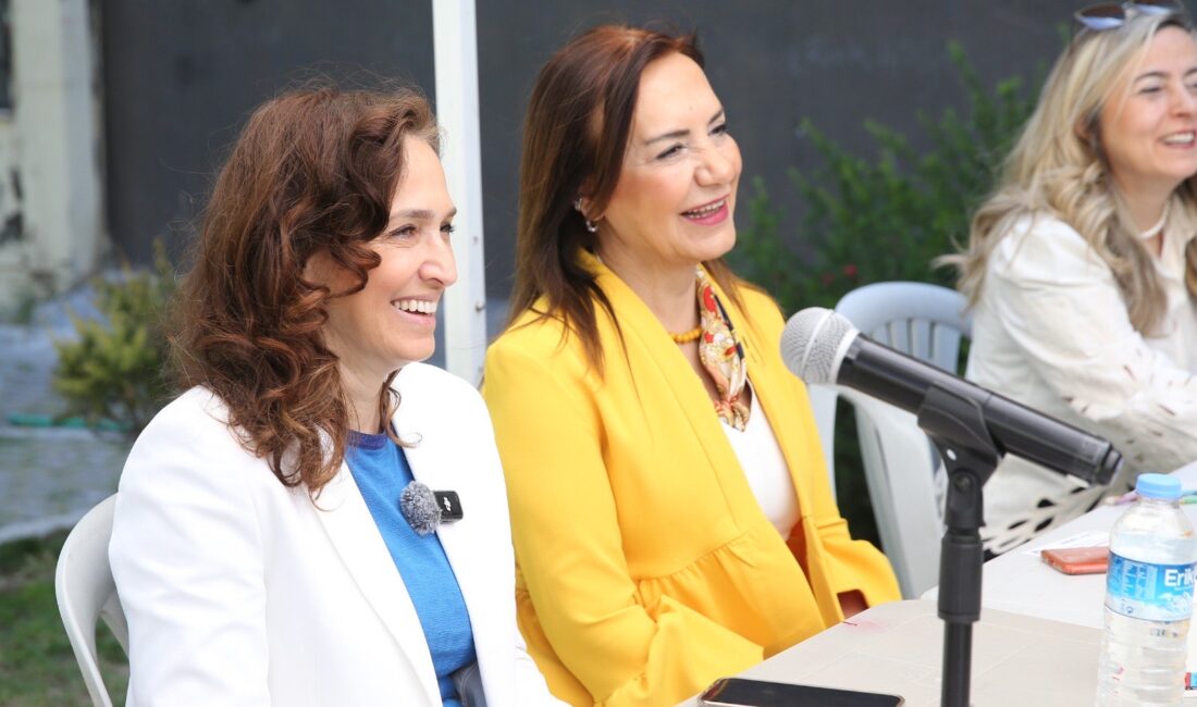 Karşıyaka Belediye Başkanı Yıldız Ünsal, Alaybey Mahallesi’nde yaşayan kadınlarla bir