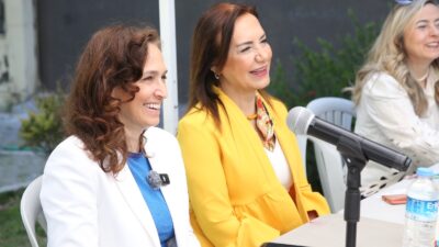 Karşıyaka Belediye Başkanı Yıldız Ünsal, Alaybey Mahallesi’nde yaşayan kadınlarla bir