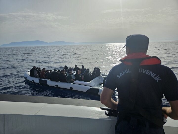 İzmir’in Seferihisar ilçesi açıklarında Sahil Güvenlik ekipleri tarafından 6’sı çocuk