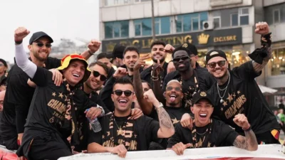 Süper Lig 2024-2025 sezonunu şampiyon tamamlayan Galatasaray, taraftarıyla kutlama etkinliğinde