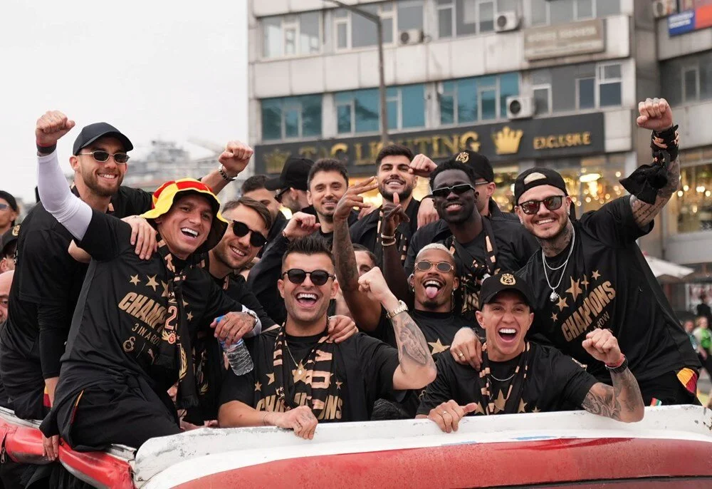 Süper Lig 2024-2025 sezonunu şampiyon tamamlayan Galatasaray, taraftarıyla kutlama etkinliğinde
