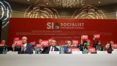 CHP Genel Başkanı Özgür Özel, Sosyalist Enternasyonal toplantısında Erdoğan'ın hesap
