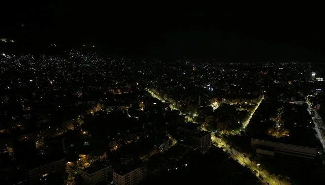 İsrail, Suriye'ye çok sayıda hava saldırısı düzenledi. Saldırılarda başkent Şam'ın