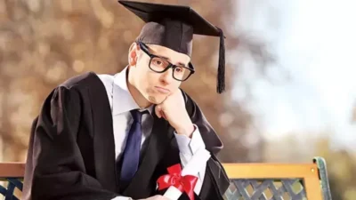 Üniversite mezunu gençler, mezuniyet sonrası iş bulamamanın yarattığı belirsizlik ve