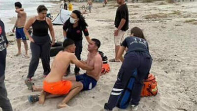 İzmir’in Çeşme ilçesinde, boğulma tehlikesi geçiren iki çocuğu kurtarmaya çalışan