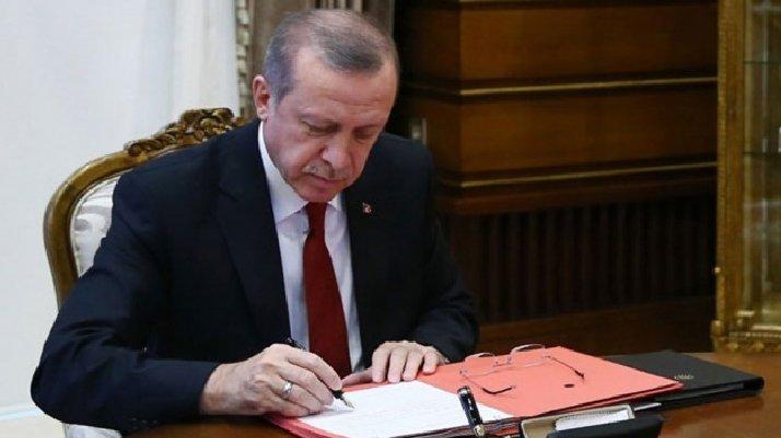Cumhurbaşkanı Erdoğan'ın imzasıyla İzmir'de kapsamlı mülki idare değişikliği yapıldı. 6