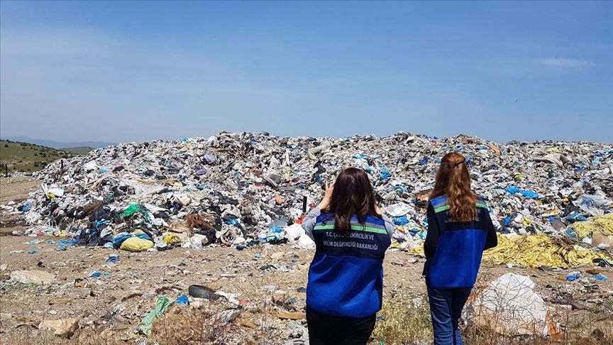 Bakanlık ekipleri İzmir Tire'deki vahşi depolama yapıldığı tespitiyle Büyükşehir'e 3.7