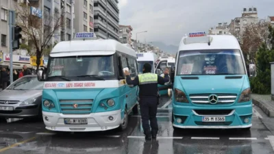 İzmir'deki minibüs şoförleri, trafik polislerinin uygulamalarına tepki olarak 13 Mayıs