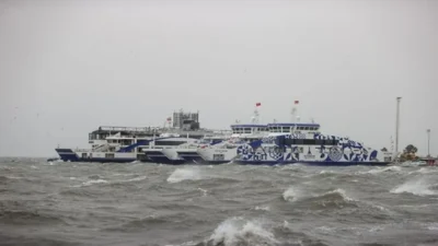 İzmir Körfezi'nde etkili olan olumsuz hava koşulları ve şiddetli rüzgar