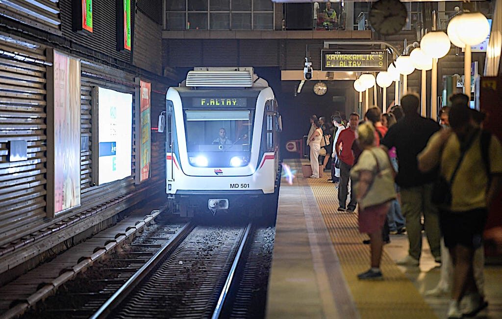 İzmir Metro'da yaşanan intihar girişimi nedeniyle yaklaşık bir saat süren
