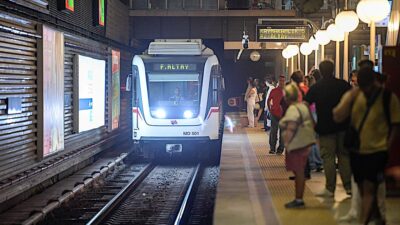 İzmir Metro'da yaşanan intihar girişimi nedeniyle yaklaşık bir saat süren