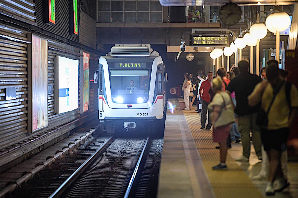 İzmir Metro'da yaşanan intihar girişimi nedeniyle yaklaşık bir saat süren