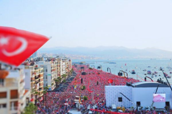 CHP'nin "Millet İradesine Sahip Çıkıyor" mitingine sayılı saatler kala İzmirliler