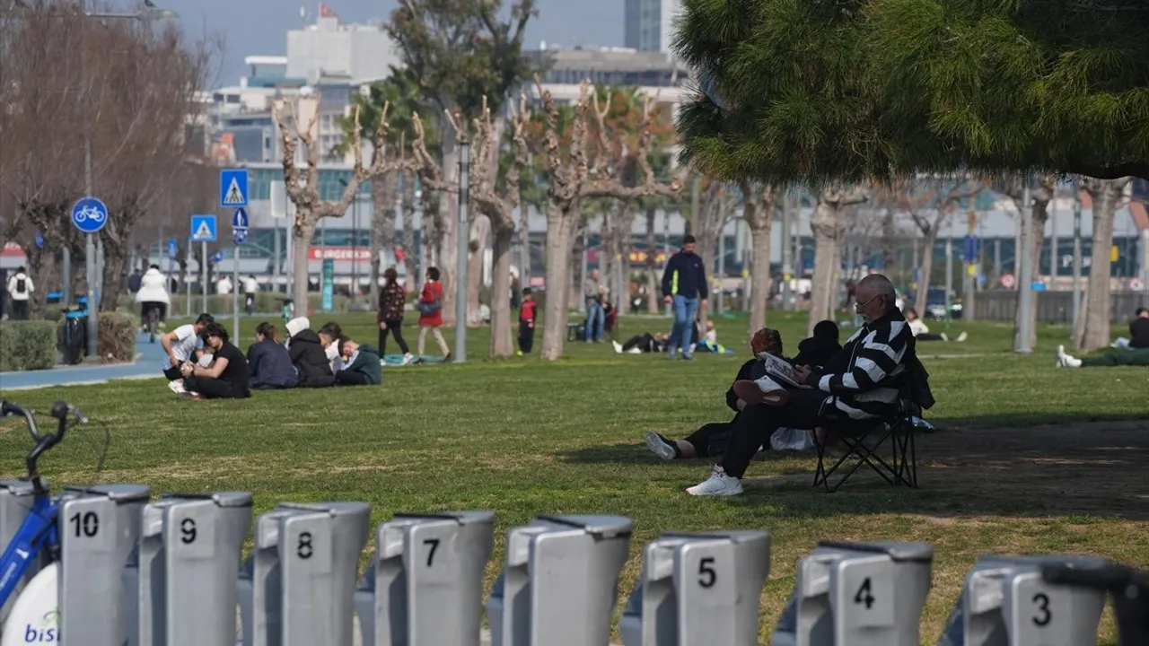 İzmir'de hafta sonu parçalı bulutlu ve ılık bir hava bekliyor.