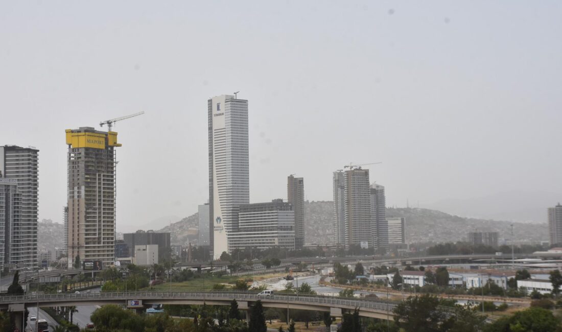 Meteoroloji Genel Müdürlüğü'nün uyarısının hemen ardından İzmir'de etkili olan toz