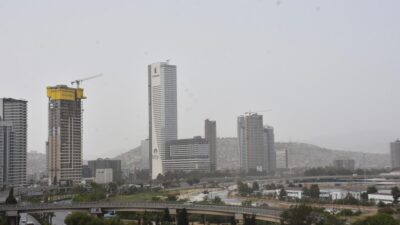 Meteoroloji Genel Müdürlüğü'nün uyarısının hemen ardından İzmir'de etkili olan toz