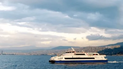 İzmir'de etkili olan güney yönlü şiddetli rüzgar nedeniyle tüm deniz