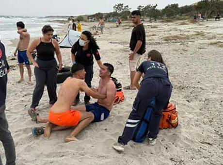 İzmir’in Çeşme ilçesinde, boğulma tehlikesi geçiren iki çocuğu kurtarmaya çalışan