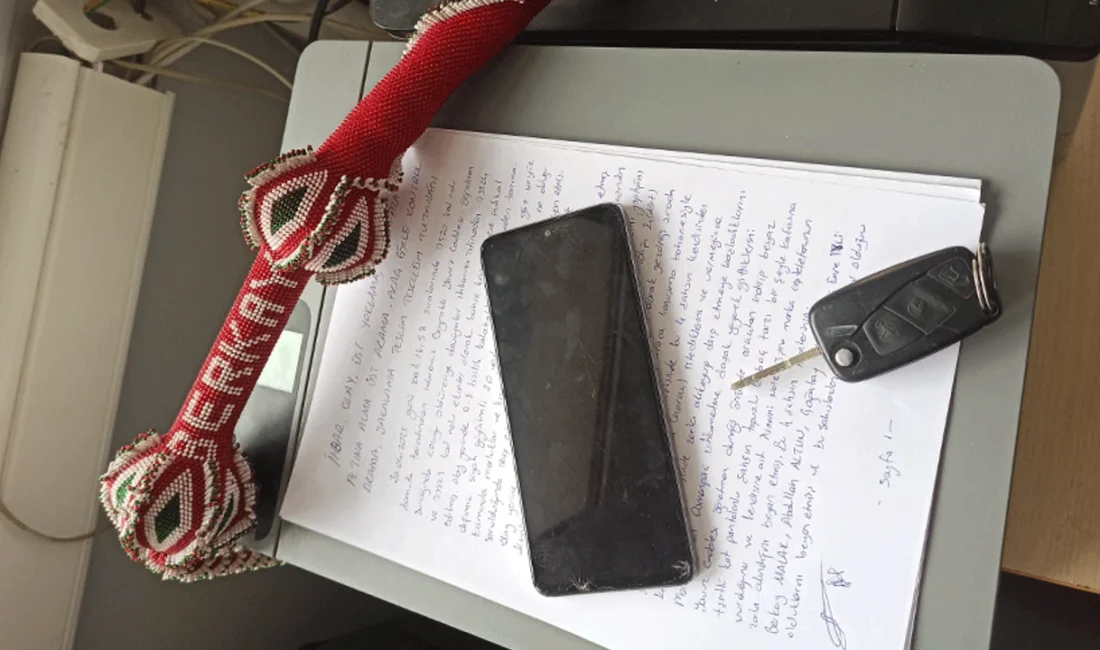 İzmir'in Bayraklı ilçesinde seyir halindeki otomobilden atlayan bir kişi, araçtan