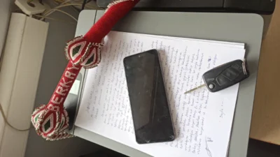 İzmir'in Bayraklı ilçesinde seyir halindeki otomobilden atlayan bir kişi, araçtan