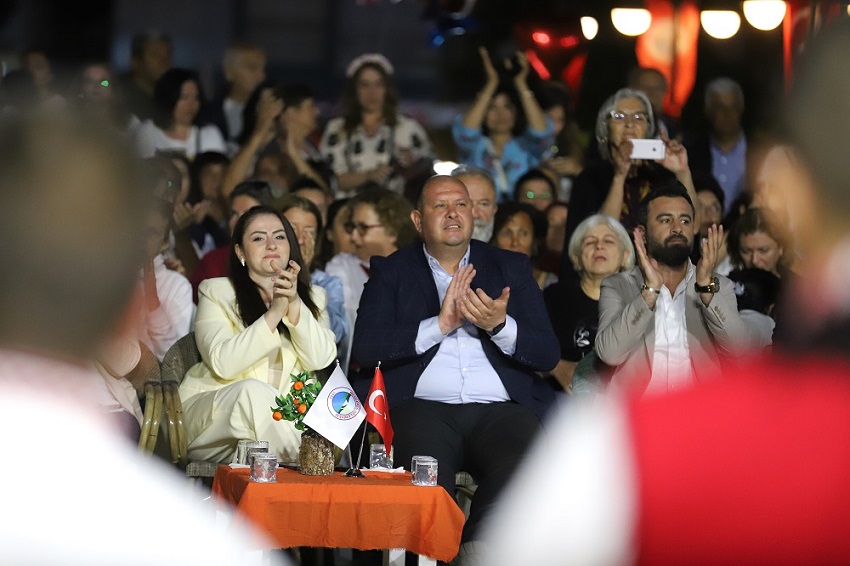 Menderes Belediyesi tarafından düzenlenen Mandalina Çiçeği Festivali renkli görüntülere sahne