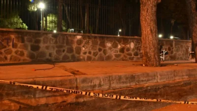 İzmir'in Buca ilçesinde, oto galeri ve çekici işiyle uğraşan iki