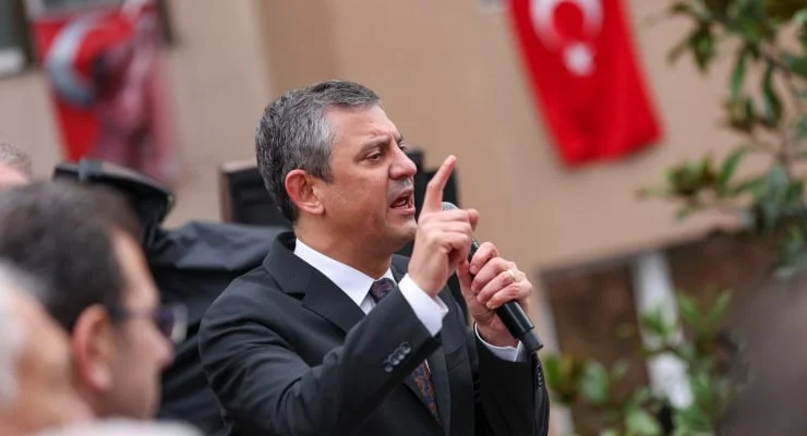 Saldırıya uğramasına rağmen programlarını iptal etmeyen CHP Genel Başkanı Özgür