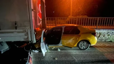 Pamukova’da meydana gelen kazada, demir boru yüklü kamyonete çarpan ticari