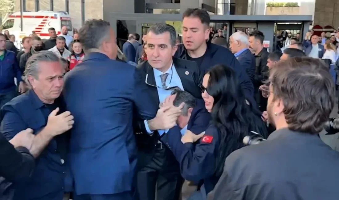 CHP Genel Başkanı Özgür Özel, İstanbul'daki Atatürk Kültür Merkezi'nde düzenlenen