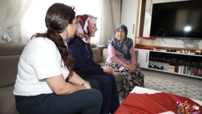 Menderes Belediyesi, Anneler Günü münasebetiyle şehit annelerini ziyaret ederek günlerini