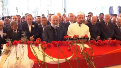 Siyaset, sanat ve edebiyat dünyasını buluşturan isim, dün yitirdiğimiz Sırrı