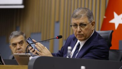 İzmir Büyükşehir Belediye Başkanı Cemil Tugay, Bayraklı’da yanan ormanlık alanın