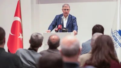 İzmir Büyükşehir Belediye Başkanı Cemil Tugay, greve çıkan belediye çalışanları