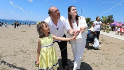 Menderes Belediyesi tarafından bu yıl 14’üncüsü düzenlenen Geleneksel Uçurtma Şenliği