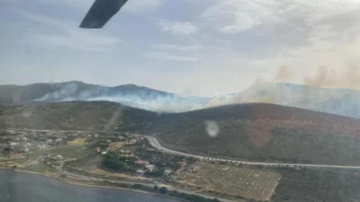 İzmir'in Urla ilçesinde saat 16.30'da başlayan makilik yangınına ekiplerin yoğun
