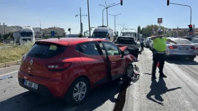 Uşak’ta kırmızı ışıkta bekleyen araçlara arkadan çarpılmasıyla 4 otomobilin karıştığı