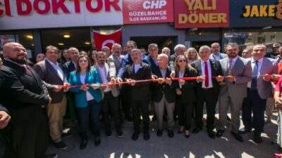 CHP Güzelbahçe İlçe Başkanlığı, yeni binasını düzenlenen törenle hizmete açtı.