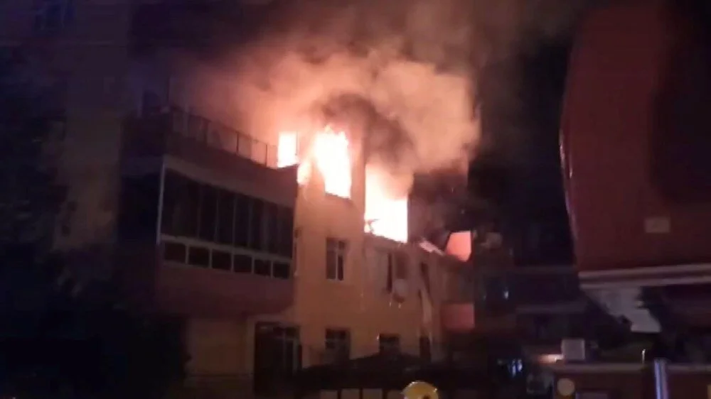 Konya’nın Karatay ilçesinde dört katlı bir apartmanın üçüncü katında gece