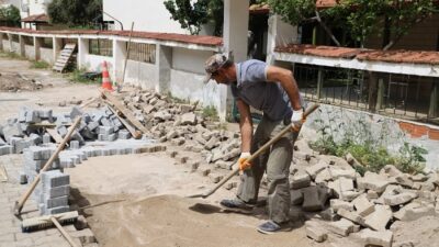 Menderes Belediyesi, kısmi bozukluk olan yollarda tamir seferberliği başlattı.