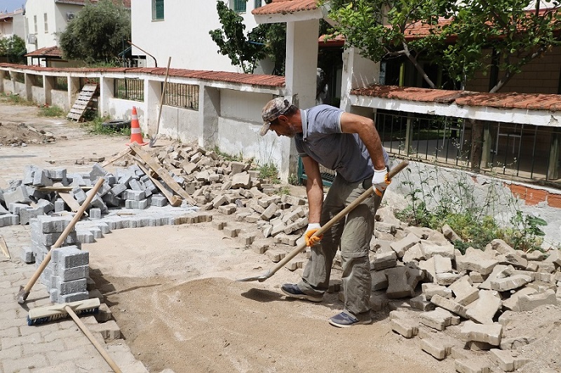 Menderes Belediyesi, kısmi bozukluk olan yollarda tamir seferberliği başlattı.