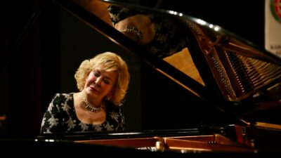 Yıl boyunca Karşıyaka Oda Orkestrası’nın (KODA) konserlerine ev sahipliği yapan