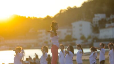 Bayraklı Belediyesi Yoga kursiyerleri, Bayraklı sahilinde buluştu. Muhteşem manzara eşliğinde