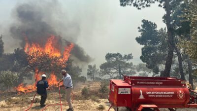 İzmir'in Karaburun ilçesinde öğle saatlerinde başlayan orman yangınına müdahale çalışmaları