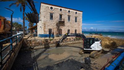 Çeşme’de Çiftlikköy Deresi’nde istinat duvarlarının yıkılma riskine karşı İZSU ekipleri,