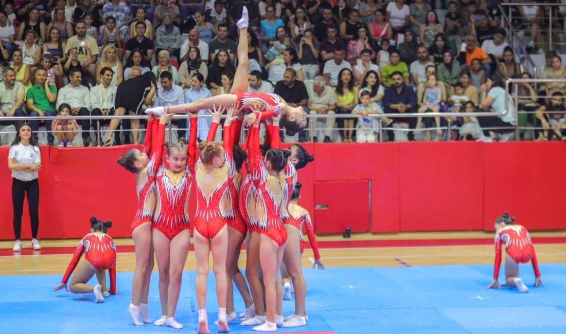 Bayraklı Belediyesinin düzenlediği jimnastik, bale ve modern dans kurslarına katılan