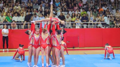 Bayraklı Belediyesinin düzenlediği jimnastik, bale ve modern dans kurslarına katılan