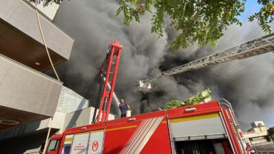 İzmir İtfaiyesi Medicana Hastanesi'nin yakınında plastik deposunda çıkan yangına müdahalesini