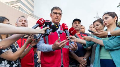 Medicana Hastanesi'nin yakınındaki plastik deposunda çıkan yangın kontrol altına alınırken,