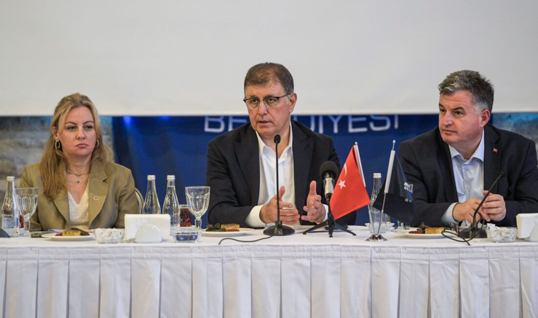 İzmir Büyükşehir Belediye Başkanı Dr. Cemil Tugay, kentin turizmini ileriye