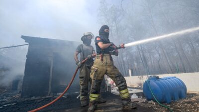 İzmir Büyükşehir Belediyesi İtfaiye ve İzmir Orman Bölge Müdürlüğü ekipleri,